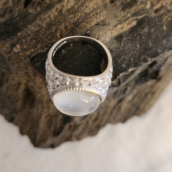 NWOT Lia Sophia "Alabaster" Silver and translucent Chrystal ring - Sz 10 - Picture 3 of 6